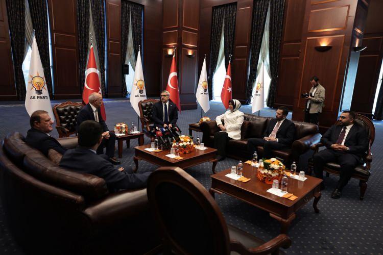 <p>Bug&uuml;n, bayramın ikinci g&uuml;n&uuml; partiler arasında bayramlaşma ziyareti ger&ccedil;ekleşiyor.</p>

<p>&nbsp;</p>
