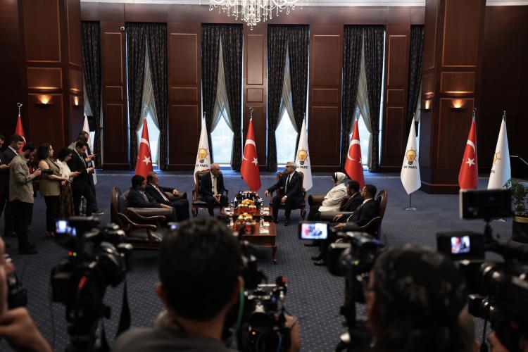 <p>Heyetlerin karşılıklı bayramlaşmasının ardından Yayman, "Bizim &ccedil;ok g&uuml;zel geleneklerimiz var. &Ccedil;ok g&uuml;zel ananelerimiz var. Bunlardan bir tanesi de bayramlar ve bu bayramlar, ger&ccedil;ekten hem millet&ccedil;e hem toplumca bir araya gelmemiz, k&uuml;sk&uuml;nl&uuml;klerin, kırgınlıkların son bulması ve aramızdaki kardeşliğin, dayanışmanın, birliğin, hani buna i&ccedil; cephe dedik ya son d&ouml;nemde bir araya gelmenin &ccedil;ok g&uuml;zel g&uuml;nleri. Biz de sizleri AK Parti Genel Merkezi'mizde misafir etmekten b&uuml;y&uuml;k bir mutluluk duyduk." diye konuştu.</p>

<p>&nbsp;</p>

