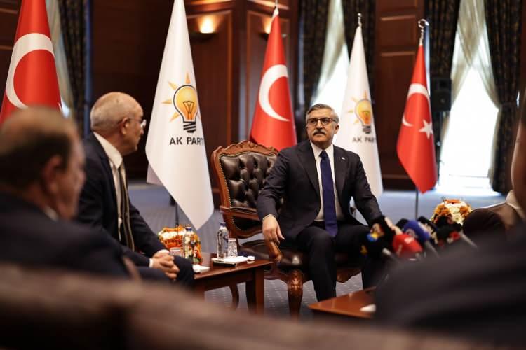 <p>AK Parti ve CHP, belediyelere y&ouml;nelik soruşturmalar nedeniyle &uuml;&ccedil; bayramdır, bayramlaşmıyordu. En son 2024 Haziran ayında ger&ccedil;ekleşen bayramlaşma sonrası&nbsp; CHP y&ouml;netiminde yaşanan değişikliğin ardından iki parti bayramlaşma kararı aldı.</p>

<p>&nbsp;</p>

<p>&nbsp;</p>
