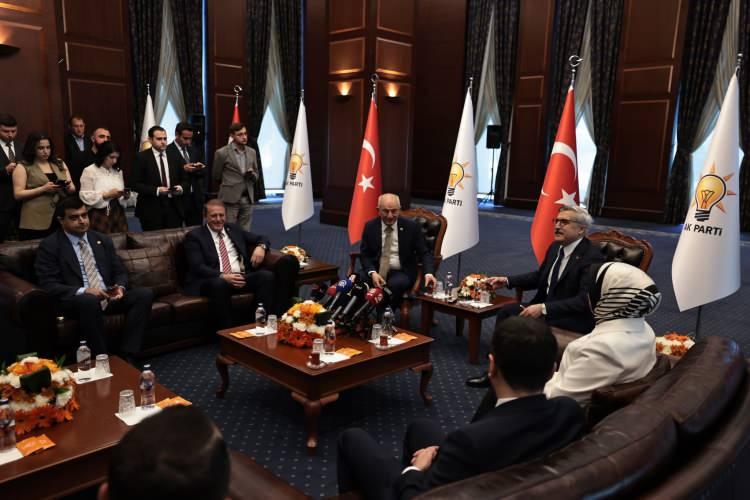 <p>CHP'de mutlak butlan kararı, siyasi partiler arasında bug&uuml;n yapılacak bayramlaşma programlarına da yansıdı. AK Parti ve CHP &uuml;&ccedil; bayramın ardından yeniden bayramlaşıyor.</p>

<p>&nbsp;</p>

<p>&nbsp;</p>
