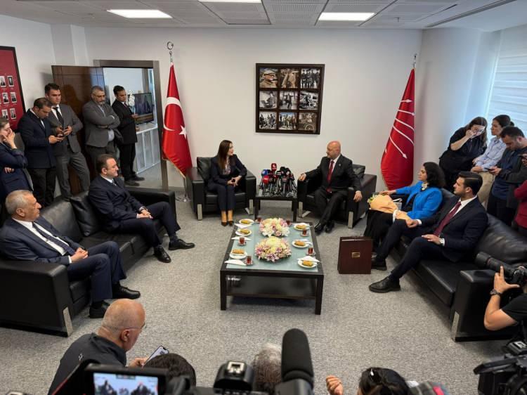 <p>CHP heyetini AK Parti Genel Merkezi'nde misafir etmekten duydukları mutluluğu dile getiren Yayman, "AK Parti Genel Merkezi'mizden, Cumhurbaşkanımızın mekanından t&uuml;m milletimizin bayramını tebrik ediyoruz. Hayırlı, uğurlu olsun. Allah nice bayramlara &ccedil;ıkmayı nasip eylesin." ifadelerini kullandı.</p>

<p>&nbsp;</p>
