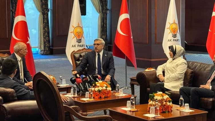 <p>Siyasi partiler arası bayramlaşma programı kapsamında AK Parti Genel Merkezi'ne ilk olarak K&uuml;tahya Milletvekili Ali Fazıl Kasap, Aydın Milletvekili H&uuml;seyin Yıldız ve Ankara Milletvekili Deniz Demir'den oluşan CHP heyeti geldi.</p>

<p>&nbsp;</p>
