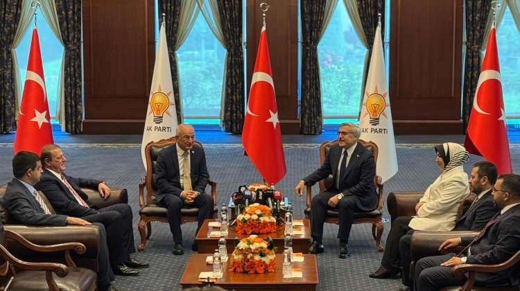 <p><strong>- "TEK HEDEFİMİZ, GEREK T&Uuml;RKİYE İ&Ccedil;İNDE, GEREKSE T&Uuml;RKİYE'NİN ETRAFINDA M&Uuml;REFFEH BİR D&Uuml;NYA İNŞA ETMEK"</strong></p>

<p>CHP K&uuml;tahya Milletvekili Ali Fazıl Kasap ise kurbanın "yakınlaşmak" anlamına geldiğini belirterek, şunları kaydetti:</p>

<p>"Birbirimize de yakınlaşacağız. Yakınlaşmamız gerekiyor. Hedefimiz ve siyasetin asıl hedefi, bu topluma, T&uuml;rk milletine daha m&uuml;reffeh bir hayat sunmak, daha mutlu bir T&uuml;rkiye'yi ve coğrafyayı temin etmek olmalıysa biz onun i&ccedil;in gereken her t&uuml;rl&uuml; yakınlaşmayı yapacağız. Ama tek hedefimiz var, gerek T&uuml;rkiye i&ccedil;inde gerekse T&uuml;rkiye'nin etrafındaki &uuml;lkelerle ve Orta Doğu, İslam coğrafyasıyla mutlu, m&uuml;reffeh bir d&uuml;nya inşa etmek. Tek hedefimiz o olmalı. Siyasetin amacı, insanın, toplumun, milletimizin mutluluğu ve huzuruysa onun i&ccedil;in hep birlikte el ele zaten gereken yapılacaktır."</p>
