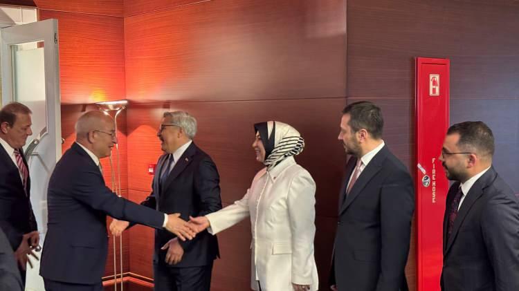 <p>Bayramların bazı şeylerin hatırlatıcısı olduğunu dile getiren Kasap, "Bizler kardeşiz. Daha &ouml;tesi yok. Anamız, babamız aynı olmasa bile kardeşiz ve aynı coğrafyanın insanlarıyız. Bu coğrafyanın huzuru i&ccedil;in hep birlikte t&uuml;m siyasi partiler olarak gereken her şeyi yapacağız. Milletimizin de t&uuml;m coğrafyamızın da Kurban Bayramı'nı tekrar kutlamak istiyorum." dedi.</p>

<p>Yayman ise bayramın muhabbeti fazlalaştırıp mesafeleri azaltan &ouml;nemli bir g&uuml;n olduğunu belirterek, ş&ouml;yle devam etti:</p>

<p>"Tabii d&uuml;nyada yaşanan gelişmelere bakıldığında, b&ouml;lgemizdeki gelişmelere bakıldığında bu birlikteliklerin, bir araya gelmenin ne kadar &ouml;nemli olduğunu hep beraber g&ouml;r&uuml;yoruz, yaşıyoruz ve T&uuml;rkiye B&uuml;y&uuml;k Millet Meclisinde de sizlerle beraber &ccedil;ok g&uuml;zel &ccedil;alışmalar y&uuml;r&uuml;t&uuml;yoruz. İnşallah T&uuml;rkiye'nin &ouml;n&uuml; aydınlıktır, milletimizin geleceği aydınlıktır. T&uuml;rkiye davasına, T&uuml;rk milleti davasına, millet davasına beraberce inşallah omuz vereceğiz, g&uuml;&ccedil; vereceğiz. Birlikte, hep beraber T&uuml;rkiye'nin aydınlık bir geleceğe ge&ccedil;mesi i&ccedil;in &ccedil;alışacağız inşallah."</p>
