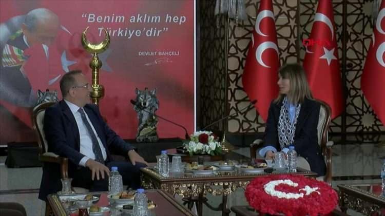 <p><strong>MHP VE DEM PARTİ DE BAYRAMLAŞTI</strong></p>

<p>MHP Genel Başkan Yardımcısı Prof. Dr. Zuhal Top&ccedil;u, Siyaset Ve Liderlik Okulu Koordinat&ouml;r&uuml; ve MYK &Uuml;yesi Prof. Dr. Turan Şahin ve MYK &uuml;yesi &Ouml;zmen Alp Giray Erdemir'den oluşan kabul heyeti bayramlaşma programını ger&ccedil;ekleştiriyor.&nbsp;</p>
