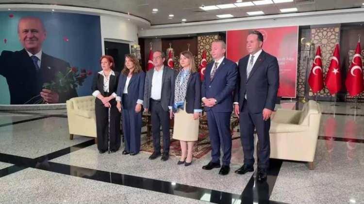 <p>İlk ziyaret DSP'den</p>

<p>MHP'ye ilk ziyaret DSP'den geldi. DSP Genel Başkan Yardımcıları Ali Artun ve Turgay Akbaba ve Genel Sekreter Yardımcısı Tuğ&ccedil;e Babu&ccedil;cu'dan oluşan heyet MHP Genel Merkezi'ne bayram ziyaretinde bulundu.</p>

<p>DEM heyeti de MHP'yi ziyaret etti</p>
