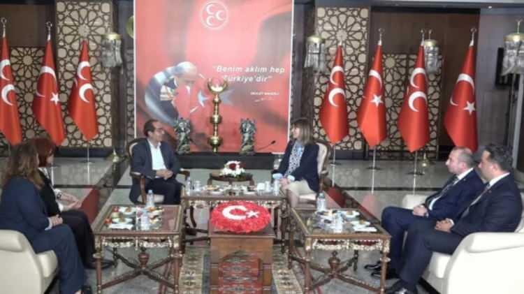 <p>Dem Parti Genel Başkan Yardımcısı Mahfuz G&uuml;lery&uuml;z, Diyarbakır Milletvekili Adalet Kaya ve Parti Meclisi &Uuml;yesi Zeyno Bayramoğlu'ndan oluşan heyet, MHP'ye bayram ziyareti ger&ccedil;ekleştirdi.&nbsp;</p>

<p>MHP Genel Başkan Yardımcısı Sadir Durmaz, MHP Genel Başkan Başdanışmanı ve MYK &uuml;yesi Prof. Dr. Esma &Ouml;zdaşlı ve MYK &uuml;yesi Şahin Kartal'dan oluşan ziyaret heyeti ise, Dem Parti'ye iadeyi ziyaret yaptı.&nbsp;</p>
