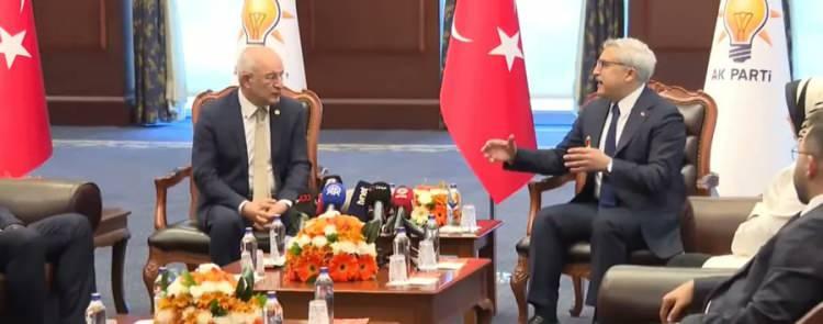 <p>Konuşmasında, son 3 ay i&ccedil;inde Beyrut, İdlib, Halep ve Bangladeş Dakka'ya seyahat ettiğini belirten Kasap da "Bu mazlum coğrafyanın bir an &ouml;nce barışa, refaha, huzura ulaşması gerekiyor." ifadelerini kullandı.</p>

<p>Somali'de yaklaşık 10 yıl &ouml;nce &ccedil;ocuk doktoru olarak &ccedil;alıştığını anımsatan Kasap, "T&uuml;rkiye'nin bir saygınlığı var. O saygınlığın &ouml;zellikle bizim coğrafyada artırılması gerekiyor. Afrika coğrafyası, Kuzey Afrika, işte ta Tanzanya'ya kadar varan b&ouml;lge artı Singapur, Filipinler'e kadar olan b&ouml;lge... T&uuml;rk coğrafyasını zaten biliyorsunuz. İnşallah bu coğrafya hem ekonomik olarak hem de huzur olarak kalkınması i&ccedil;in elimizden geleni yapmamız gerekiyor. T&uuml;rkiye, sadece T&uuml;rkiye'de değil." değerlendirmesinde bulundu.</p>

<p>H&uuml;seyin Yayman da T&uuml;rkiye'ye d&uuml;şen &ccedil;ok b&uuml;y&uuml;k roller ve sorumluluklar olduğuna işaret ederek, şunları kaydetti:</p>

<p>"Bu bayramı vesile kılarak bizim i&ccedil;eride birlik, beraberlik halindeki g&ouml;r&uuml;nt&uuml;m&uuml;z, fotoğrafımız milletimize moral veriyor. Milletimiz bundan mutlu oluyor. Dolayısıyla bu dışarıdan da bakıldığında o zaman komşu coğrafyalardan, Bağdat'tan, Şam'dan, Tahran'dan, işte Afrika'dan, yani Balkanlar'dan bakıldığında T&uuml;rkiye, ger&ccedil;ekten bir umut ve barış adası olarak... Bu, &ccedil;ok &ouml;nemli. Yani Cumhuriyetimizin 103. yılında bu &ccedil;ok kıymetli bir kazanım."</p>
