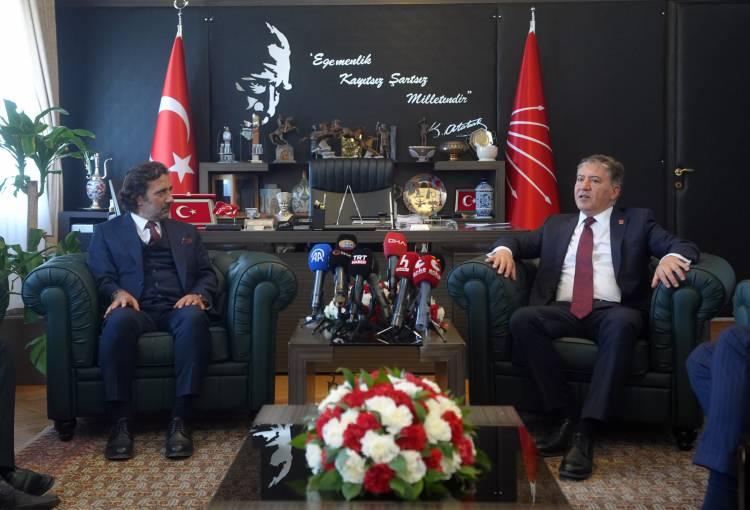 <p>CHP-ANAHTAR PARTİ</p>

<p>CHP Grup Başkanvekili Murat Emir (sağda) ve CHP Genel Başkan Yardımcısı Serkan &Ouml;zcan'dan oluşan CHP heyeti, TBMM'de kendilerini ziyarete gelen Anahtar Parti Genel Başkan Yardımcısı Zafer Demir (Solda) başkanlığındaki Anahtar Parti heyeti ile bayramlaştı.</p>
