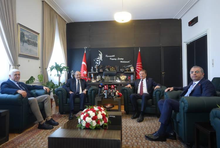 <p><strong>CHP-DEVA PARTİSİ</strong><br />
<br />
&nbsp;</p>

<p>CHP Grup Başkanvekili Murat Emir (sağ 2) başkanlığındaki CHP heyeti, TBMM'de kendilerini ziyarete gelen DEVA Partisi Genel Başkan Yardımcısı Medeni Yılmaz (sol 2) başkanlığındaki DEVA Partisi heyeti ile bayramlaştı.</p>

<p>&nbsp;</p>
