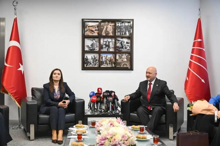 <p><strong>RESUL KURT:&nbsp;HEPİMİZİN TEK BİR GAYESİ VAR. &Uuml;LKEMİZE HİZMET ETMEK</strong></p>

<p>Ziyarette emeklilerin ve &uuml;lkenin sorunlarına değinildi. Ardından Sivil Toplum ve Halkla İlişkiler Başkan Yardımcısı 28. D&ouml;nem Adıyaman Milletvekili Resul Kurt, CHP&rsquo;nin yeni y&ouml;netimine hayırlı olsun dileklerini iletti.</p>

<p>Kurt, Kırgınlıklar, unutulur. Hep beraberiz mecliste her zaman. Karşılık sevgi &ccedil;er&ccedil;evesinde. Hepimizin tek bir gayesi var. &Uuml;lkemize hizmet etmek, g&uuml;zel şeyler yapmak, &uuml;lkemizi kalkındırmak" diye konuştu.<br />
Sevda Erdan Kılı&ccedil; ise, "Bayramlarda olan birliktelikler parlamentoda da vatandaşın sorunlarını &ccedil;&ouml;zmek i&ccedil;in bir araya gelsek daha &ccedil;ok konuşsak sonu&ccedil;ta &ccedil;&ouml;z&uuml;m işi siyaset işi. Hepimizin gayesi vatandaşlarımızın huzur i&ccedil;inde, refah i&ccedil;inde, bu g&uuml;zel coğrafyada, bu g&uuml;zel &uuml;lkede birlik beraberlik i&ccedil;inde yaşaması. Cumhuriyet Halk Partisi ailesi olarak da bizim b&uuml;t&uuml;n hedefimiz o" ifadelerini kullandı.<br />
Heyete Gaziantep baklavası ikram edildi ve karşılıklı hediye verildi.</p>
