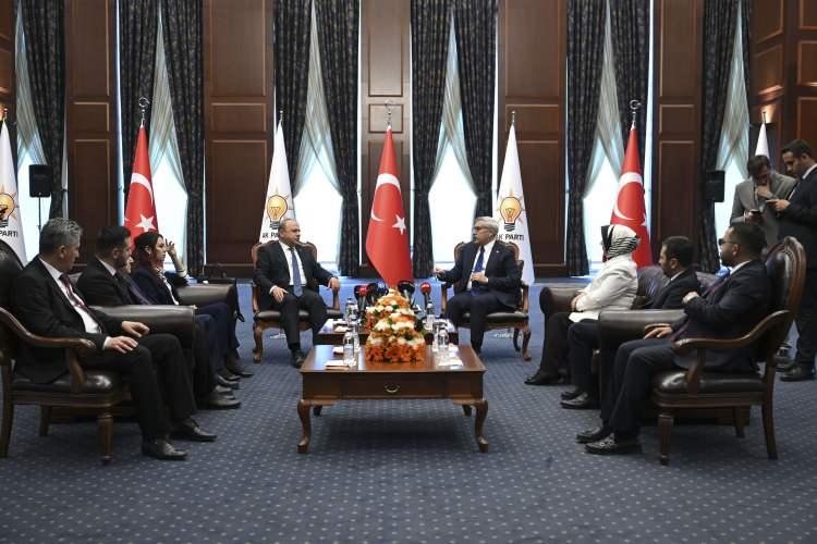 <p><strong>AK PARTİ-BBP</strong><br />
<br />
AK Parti Genel Başkan Yardımcısı ve Hatay Milletvekili H&uuml;seyin Yayman başkanlığındaki heyet, bayram ziyareti kapsamında gelen siyasi parti heyetlerini kabul etti. AK Parti heyeti, bu kapsamda ziyarette bulunan B&uuml;y&uuml;k Birlik Partisi Dış İlişkilerden Sorumlu Genel Başkan Yardımcısı Ahmet Emin Serin (sol 4) başkanlığındaki heyetle, AK Parti Genel Merkezi'nde bayramlaştı.</p>

<p>&nbsp;</p>
