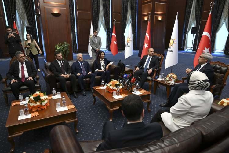 <p><strong>AK PARTİ - DSP</strong></p>

<p>AK Parti heyeti, bu kapsamda ziyarette bulunan Demokratik Sol Parti (DSP) Genel Başkan Yardımcısı Uğur Erden (sol 3) başkanlığındaki heyetle, AK Parti Genel Merkezi'nde bayramlaştı.</p>

