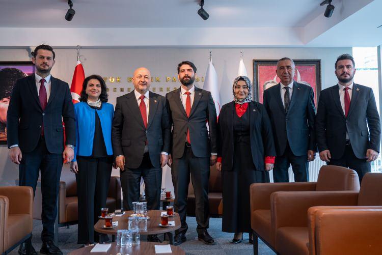<p>AK Parti'nin Sivil Toplum ve Halkla İlişkilerden sorumlu Genel Başkan Yardımcısı ve Adıyaman Milletvekili Resul Kurt'un (sol 3) başkanlığındaki konuk heyet, BBP Sağlık, Gen&ccedil;lik ve Spordan Sorumlu Genel Başkan Yardımcısı Mehmet Zahid Ayan (sağ 4) başkanlığındaki BBP heyeti ile bayramlaştı.&nbsp;</p>
