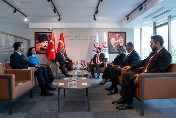 <p>Bayramlaşmada, AK Parti heyetinde Kadın Kolları MKYK &Uuml;yesi Fatma İlkcan Aksu (sol 2) ve Gen&ccedil;lik Kolları MKYK &Uuml;yesi Yunus Emre Şahin (solda) de yer aldı.</p>
