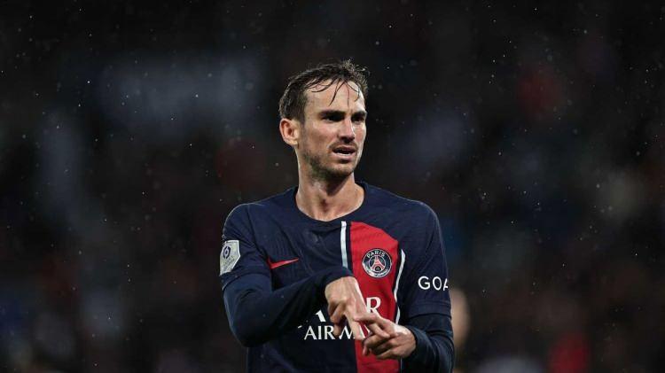 <p>Torreira'nın yanına pas kabiliyeti y&uuml;ksek bir oyuncu transfer etmek isteyen Galatasaray, PSG'de geleceği belirsizliğini koruyan Fabian Ruiz i&ccedil;in harekete ge&ccedil;iyor.</p>

<p>(FOTOMA&Ccedil;)</p>
