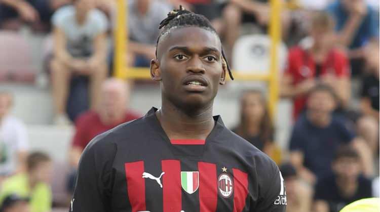 <p>Galatasaray, Leao'nun temsilcisiyle masaya oturarak yıllık 10 milyon euro net maaşla işi bitirmeye &ccedil;alışıyor. Portekizli futbolcu "Evet" dediği anda Milan ile bonservis pazarlıkları başlayacak. Galatasaray 40 milyon euroyu g&ouml;zden &ccedil;ıkarmış durumda.</p>

<p>(FANATİK)</p>
