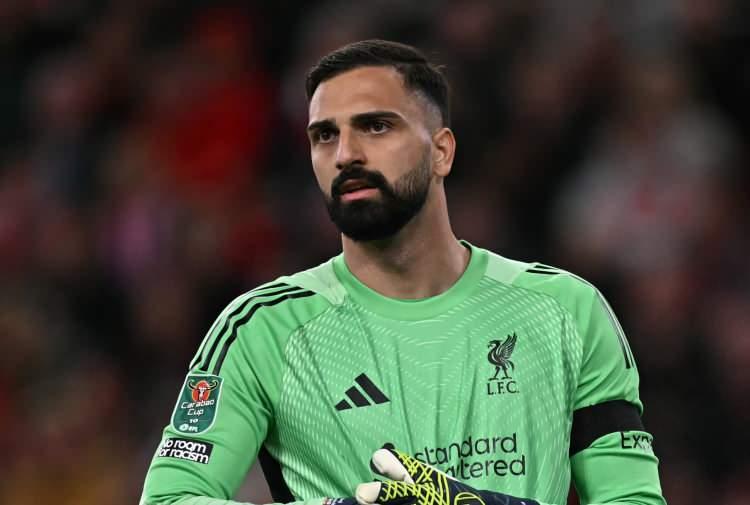 <p>Fenerbah&ccedil;e'de başkan adaylarından Hakan Safi'nin, se&ccedil;ildiği an Ederson ile yollarını ayırmayı planladığı ve Liverpool'un kiralık olarak g&ouml;ndereceği Mamardashvili i&ccedil;in satın alma opsiyonlu teklif yaptığı ortaya &ccedil;ıktı.</p>

<p>(FOTOMA&Ccedil;)</p>

<p>&nbsp;</p>
