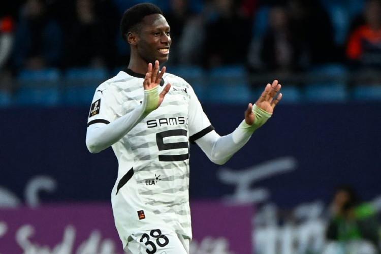 <p>Yeni sezonda U23 kontenjanı i&ccedil;in hamle yapmayı planlayan Galatasaray, Rennes'in 22 yaşındaki orta saha oyuncusu Djaoui Cisse i&ccedil;in teklif yapmaya hazırlanıyor.</p>

<p>(TAKVİM)</p>

<p>&nbsp;</p>

<ul>
</ul>
