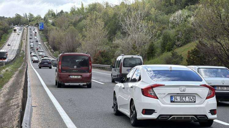 <p><span style="color:#A52A2A"><strong>D&Ouml;N&Uuml;Ş TRAFİĞİ BAŞLADI&nbsp;</strong></span></p>

<p>&nbsp;</p>

<p>Trafik, yer yer durma noktasına geldi.</p>
