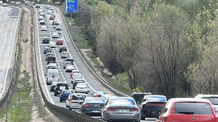 <p>Kurban Bayramı tatilinin 7'nci g&uuml;n&uuml;nde memleketlerine gidenlerin geri d&ouml;n&uuml;ş yolculuğu başladı. D-100 kara yolunun Gerede-Karadeniz bağlantı yolunun İstanbul istikametinde ulaşım yavaşladı. <span style="color:#A52A2A"><strong><em>İşte yoğunluk yaşanan yollar...</em></strong></span></p>
