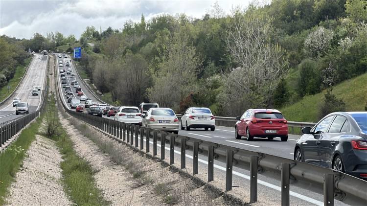 <p>Anadolu Otoyolu'nun İstanbul y&ouml;n&uuml;nde de akıcı trafik yoğunluğu yaşanıyor.</p>
