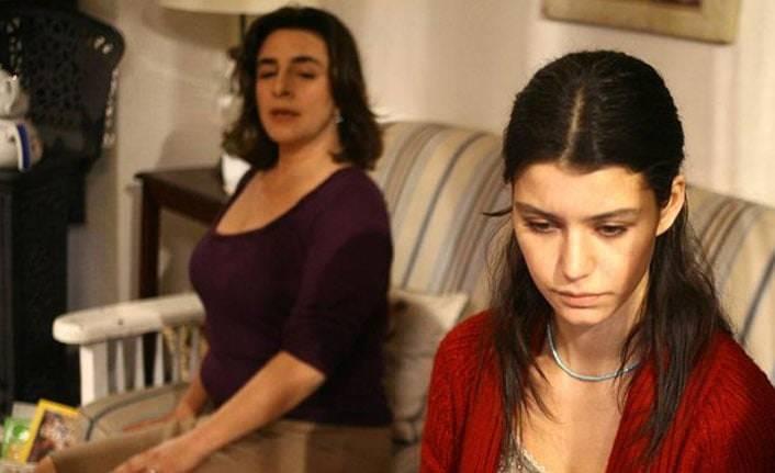 <p><strong>"Fatmag&uuml;l'&uuml;n Su&ccedil;u Ne?" dizisinde yengesini oynayan Esra Dermancıoğlu,&nbsp; Beren Saat'e ikonikleşmiş kavga sahnelerini hatırlatarak&nbsp;</strong><span style="color:#800080"><em><strong>"Seni benden sonra d&ouml;ven oldu mu?"</strong></em></span><strong> </strong><strong>diye sordu.</strong></p>
