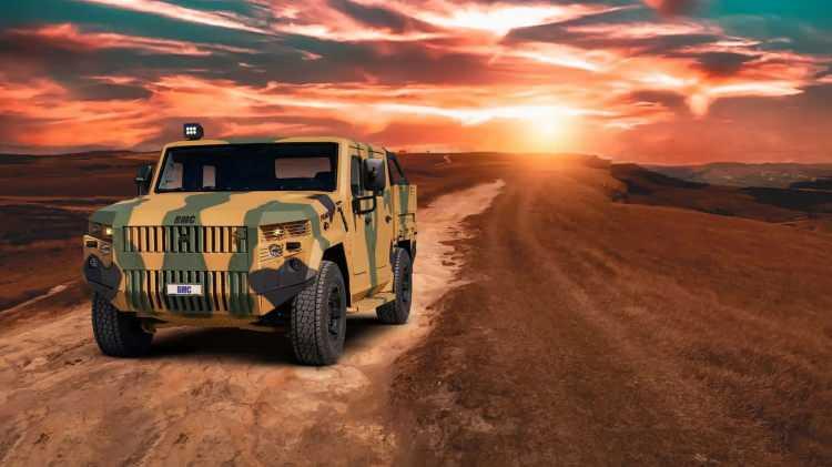 <p><span style="color:#B22222"><strong>6)&nbsp; PAMİR 4x4 ZIRHLI ARA&Ccedil;&nbsp;</strong></span></p>

<p>&nbsp;</p>

<p>PAMİR 4x4 ZIRHLI ARA&Ccedil;&nbsp;<br />
PAMİR 4x4, teknik &ouml;zellikleriyle de dikkat &ccedil;ekiyor. Ara&ccedil;, azami saatte 120 kilometre hıza ulaşabiliyor ve 600 kilometrelik operasyonel menzil sunuyor.</p>

<p>&nbsp;</p>

<p>Bu &ouml;zellikleri sayesinde uzun s&uuml;reli saha g&ouml;revlerinde etkin kullanım hedefleniyor.</p>

<p>&nbsp;</p>

<p>Kabin i&ccedil;erisinde 4 personel taşıyabilen ara&ccedil;, arka kasa b&ouml;l&uuml;m&uuml;yle birlikte toplamda 10 kişilik taşıma kapasitesine sahip bulunuyor.</p>
