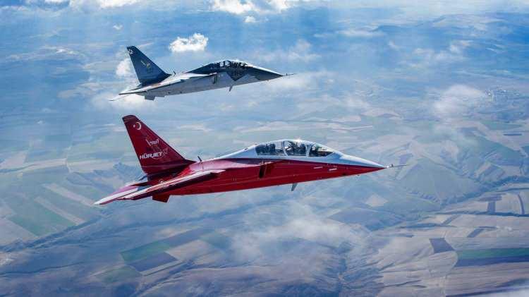 <p>Tek motorlu yapıya sahip H&Uuml;RJET&rsquo;in, gelişmiş g&ouml;rev bilgisayarı, dijital kokpit sistemi ve y&uuml;ksek hız performansıyla dikkat &ccedil;ektiği belirtiliyor. Hava-hava ve hava-yer m&uuml;himmatları taşıyabilen platformun, yakın hava desteği ve eğitim g&ouml;revlerinde etkin rol &uuml;stlenmesi hedefleniyor.</p>
