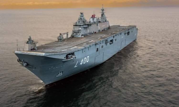 <p><span style="color:#B22222"><strong>14)&nbsp; TCG ANADOLU</strong></span></p>

<p>&nbsp;</p>

<p>TCG Anadolu, T&uuml;rkiye&rsquo;nin en b&uuml;y&uuml;k askeri gemisi ve &ccedil;ok maksatlı amfibi h&uuml;cum gemisi olarak &ouml;ne &ccedil;ıkıyor. T&uuml;rk Deniz Kuvvetleri&rsquo;nin ihtiya&ccedil;ları doğrultusunda geliştirilen platform; amfibi harek&acirc;t, insani yardım, lojistik destek ve hava operasyonları gibi bir&ccedil;ok g&ouml;revi aynı anda ger&ccedil;ekleştirebilecek kapasiteye sahip bulunuyor.</p>
