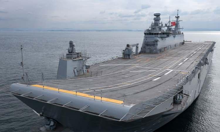 <p>Yaklaşık 230 metre uzunluğa sahip olan TCG Anadolu&rsquo;nun, helikopterler ve silahlı insansız hava ara&ccedil;larıyla operasyon ger&ccedil;ekleştirebildiği belirtiliyor. Geniş personel ve ara&ccedil; taşıma kapasitesi sayesinde denizaşırı g&ouml;revlerde stratejik g&uuml;&ccedil; aktarımı sağlayan gemi, T&uuml;rkiye&rsquo;nin denizlerdeki caydırıcılığını artıran &ouml;nemli savunma platformları arasında g&ouml;steriliyor.</p>

