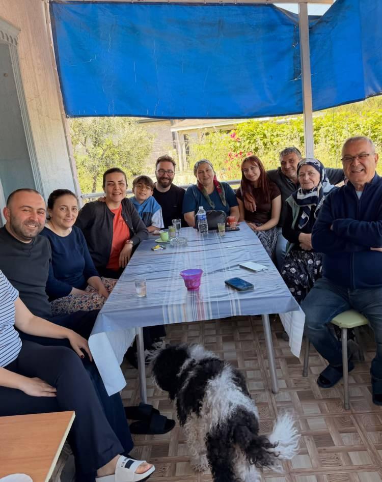 <p><strong>Son olarak evinin bah&ccedil;esindeki organik mahsulleri takip&ccedil;ilerine g&ouml;steren Kara, ağa&ccedil;tan kiraz topladığı neşeli anları paylaştı.&nbsp;</strong></p>

