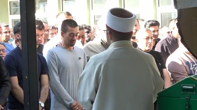 <p>Prof. Dr. İsmail Kır'ın &ouml;l&uuml;m&uuml;, memleketi Antalya'nın Serik il&ccedil;esindeki sevenlerini &uuml;zd&uuml;. Prof. Dr. İsmail Kır'ın cenazesinin bug&uuml;n ikindi vakti Isparta'da defnedileceği &ouml;ğrenildi.</p>
