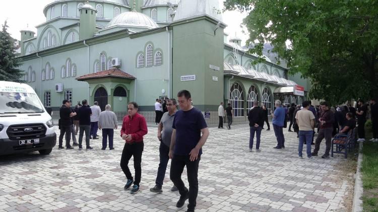 <p>Mesajda,&nbsp;<strong>"S&uuml;leyman Demirel &Uuml;niversitesi M&uuml;hendislik ve Doğa Bilimleri Fak&uuml;ltesi Kimya B&ouml;l&uuml;m&uuml; &ouml;ğretim &uuml;yesi Prof. Dr. Eseng&uuml;l Kır'ın eşi, Teknoloji Transfer Ofisi'nde g&ouml;rev yapan &Ouml;ğr. G&ouml;r. Dr. Alperen Kır'ın babası ve M&uuml;hendislik ve Doğa Bilimleri Fak&uuml;ltesi Biyoloji B&ouml;l&uuml;m&uuml; &ouml;ğretim &uuml;yesi Prof. Dr. İsmail Kır vefat etmiştir. Aramızdan erken ayrılışının derin &uuml;z&uuml;nt&uuml;s&uuml;n&uuml; yaşadığımız hocamıza Allah'tan rahmet, ailesi ve yakınlarına başsağlığı diliyoruz"</strong>&nbsp;denildi.</p>
