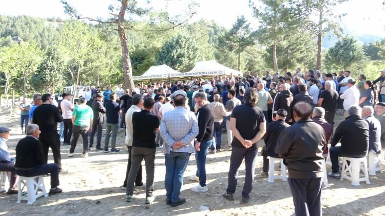 <p>Daha sonra Prof. Dr. İsmail Kır'ın cenazesinin bulunduğu tabut bir s&uuml;re omuzlarda taşınarak cenaze nakil aracına konuldu.&nbsp;</p>
