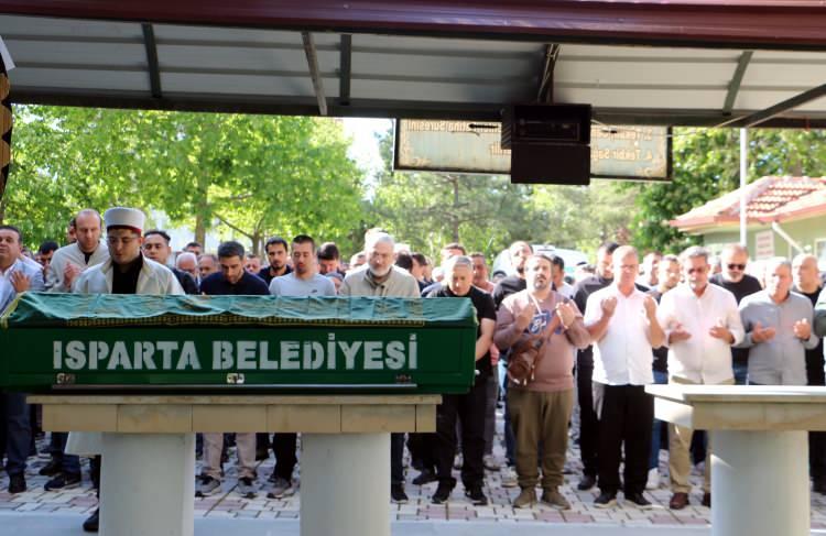 <p>&nbsp;Isparta merkez Halıkent Camisi'nde ikindi namazının ardından d&uuml;zenlenen t&ouml;rene Kır'ın yakınları ve sevenlerinin yanı sıra akademisyenler ve siyasiler katıldı.&nbsp;</p>
