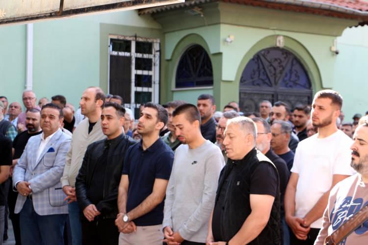 <p>Halife Sultan Mezarlığı'na g&ouml;t&uuml;r&uuml;len cenaze dualar eşliğinde toprağa verildi.</p>
