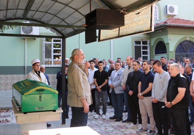 <p>Namazın ardından İstanbul'dan geldiği &ouml;ğrenilen bir dostu kendisinin m&uuml;min bir insan olduğuna şahitlik edebileceğini ve iyi bir insan olduğuna kefil olduğunu belirterek, cemaatten de şahitlik etmeleri dileğinde bulunan bir konuşma yaptı.&nbsp;</p>
