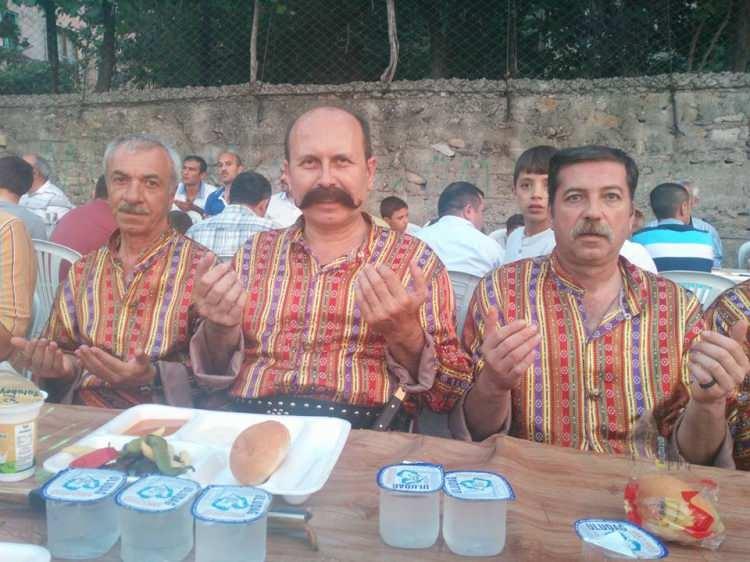 <p><span style="color:#A52A2A"><strong>YARALI KADIN HASTANAYE KALDIRILDI&nbsp;</strong></span></p>

<p>&nbsp;</p>

<p>Eve giren ekipler, C&uuml;neyt Taşkıran&rsquo;ın mutfak kapısının &ouml;n&uuml;ndeki cesediyle karşılaştı. Bozulmaya başlayan ceset, savcının incelemesinin ardından otopsi i&ccedil;in Bursa Adli Tıp Kurumu morguna g&ouml;t&uuml;r&uuml;ld&uuml;.</p>

<p>&nbsp;</p>

<p>Yaralanan &Ccedil;iğdem Alay ambulansla hastaneye kaldırılarak tedaviye alındı.</p>
