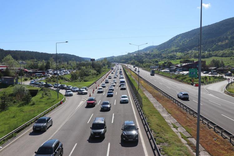 <p>Anadolu Otoyolu ile D-100 kara yolunun<span style="color:#A52A2A"><strong><em> İstanbul istikameti Bolu</em></strong></span> kesiminde cuma g&uuml;n&uuml; &ouml;ğeden sonra başlayan yoğunluk devam ediyor.</p>
