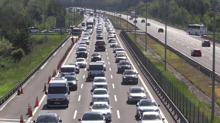 <p>Otoyolun, Gerede ve Yeni&ccedil;ağa gişeleri, K&ouml;roğlu Rampaları ve &Ccedil;aydurt kesiminde yoğun olan trafik, Bolu, Elmalık ve Bolu Dağı T&uuml;neli kesimlerinde akıcı seyrediyor.</p>
