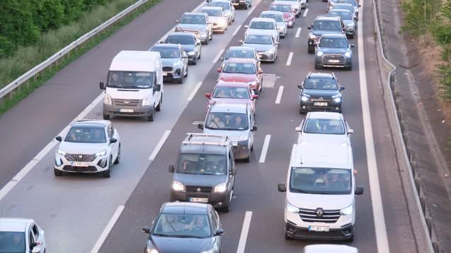 <p>Beyk&ouml;y, D&uuml;zce, Sinirci ve G&ouml;lyaka gişeleri mevkilerinde ara&ccedil;lar yavaş ilerliyor.&nbsp;</p>

