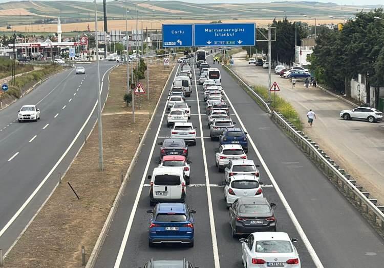 <p>Tekirdağ Emniyet M&uuml;d&uuml;rl&uuml;ğ&uuml; de bayram yoğunluğu nedeniyle 79 ekip ve 444 personel ile kara yollarında aldığı &ouml;nlemi son g&uuml;nde daha da arttırdı.</p>
