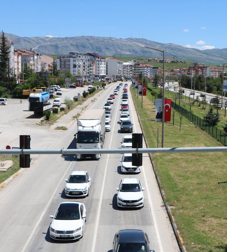 <p>Kavşaklarda &ouml;nlem alan polisler, s&uuml;r&uuml;c&uuml;lere emniyet şeridi kullanılmaması ve trafik kurallarına uyulması uyarısında bulundu.</p>

<p>&nbsp;</p>

<p>Trafik akışında yavaşlamalar yaşanan yolda, hasarlı kazalar da meydana geldi.</p>

<p>&nbsp;</p>

<p>Yolda '34' ve '06' plakalı otomobillerin yoğunluğu dikkati &ccedil;ekti.</p>
