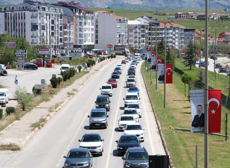 <p><span style="color:#A52A2A"><strong>AFYONKARAHİSAR- ANTALYA KARA YOLUNDA YOĞUNLUK&nbsp;</strong></span></p>

<p>&nbsp;</p>

<p>Afyonkarahisar'ı Antalya, Isparta, Burdur ve Denizli illerine bağlayan <span style="color:#A52A2A"><strong><em>D 650 kara yolunda</em></strong></span> ara&ccedil; yoğunluğu oluştu.</p>

<p>&nbsp;</p>

<p>D&uuml;n &ouml;ğle saatlerinde başlayan yoğunluk bug&uuml;n arttı.&nbsp;</p>
