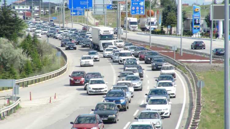 <p>Polis ekipleri, ulaşımın aksamaması i&ccedil;in &ouml;nlemler aldı.</p>

<p>&nbsp;</p>

<p>Trafik yoğunluğunun gece saatlerine kadar devam etmesi bekleniyor</p>
