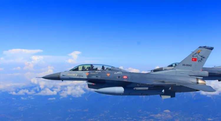 <p><strong>T&Uuml;RKİYE İLK 10&rsquo;DA YER ALDI</strong></p>

<p>&nbsp;</p>

<p>T&uuml;rkiye, toplam 1.101 askeri hava aracıyla d&uuml;nya genelinde 8&rsquo;inci sırada yer aldı. Bu sıralamayla T&uuml;rkiye; Fransa, İngiltere, Almanya ve İtalya gibi pek &ccedil;ok Avrupa &uuml;lkesini geride bıraktı.</p>

<p>&nbsp;</p>

<p>Son yıllarda savunma sanayiinde yapılan yatırımlar, hava filosundaki modernizasyon &ccedil;alışmaları ve insansız hava ara&ccedil;ları alanındaki gelişmeler, T&uuml;rkiye&rsquo;nin listedeki konumunda etkili unsurlar arasında g&ouml;steriliyor.</p>
