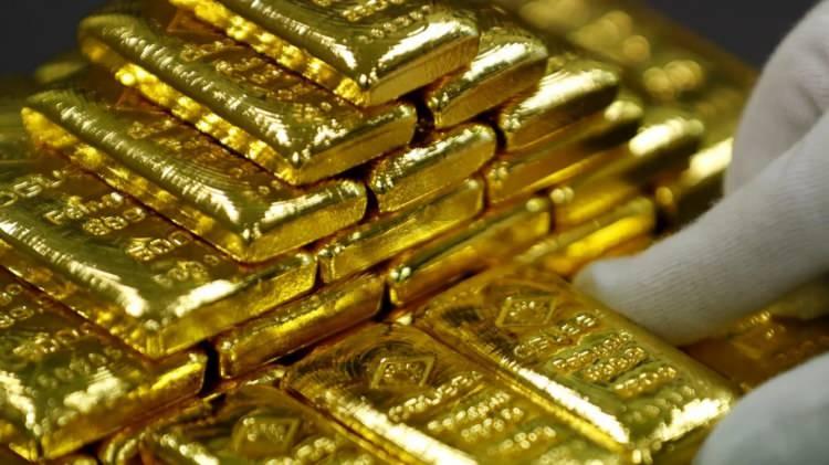 <p>&Ccedil;in ise ilk &ccedil;eyrekte resmi rezervlerine 7 ton ekleyerek alım serisini 17 aya taşıdı. Resmi rezervi 2.313 ton olan &Ccedil;in'in, devlet kurumları &uuml;zerinden yaptığı kayıt dışı işlemlerle ger&ccedil;ek stokunun bu miktarın iki ila &uuml;&ccedil; katı olduğu tahmin ediliyor. Hindistan ise para birimi oynaklığını y&ouml;netmek i&ccedil;in 880 tonluk rezervini kullanıyor.</p>

<p>&nbsp;</p>
