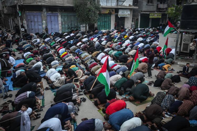 <p>Gazze Şeridi'nin g&uuml;neyindeki Han Yunus kentinde Filistinliler, İsrail bombardımanında yerle bir edilen Huda Camisi'nin enkazı &uuml;zerinde bayram namazını kıldı.</p>

<p>&nbsp;</p>
