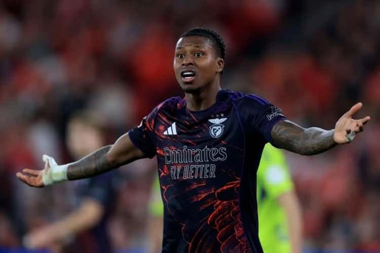 <p>Benfica&rsquo;ya yaptığı 5 milyon euro seviyelerindeki teklifi y&uuml;kselten ve 7-8 milyon euro bandına &ccedil;ıkan Trabzonspor, Sidny Cabral&rsquo;ı D&uuml;nya Kupası başlamadan renklerine bağlamak istiyor.</p>

<p>(FANATİK)</p>
